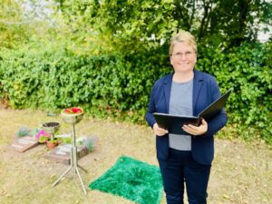 Trauerrednerin Nancy Bauer bei der Trauerrede auf dem Friedhof Großsaara