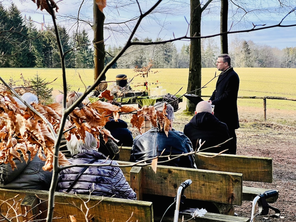 Waldbestattung, CR Trauerredner Sandro Andersky in Neuschönburg bei der Trauerrede am Andachtsplatz
